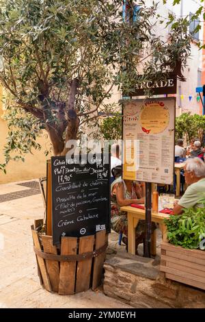 Restaurant dans la vieille ville de Collioure, Pyrénées Orientales, Roussillon, Occitanie, France, Europe Banque D'Images