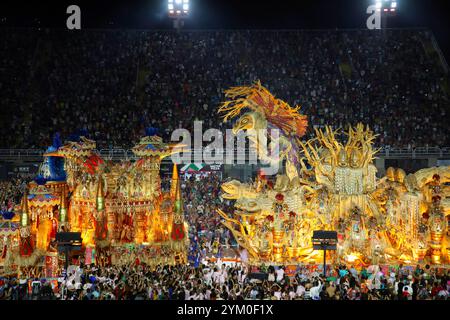 L’école de samba Portela parcourt le Sambodrome de Rio de Janeiro, au Brésil, pendant le carnaval. Les écoles de Samba les plus prétentieuses ont défilé le 12 février. Organisé chaque année, le Carnaval de Rio de Janeiro, au Brésil, est considéré comme le plus grand du monde, avec environ deux millions de personnes dans les rues chaque jour. Le défilé officiel du carnaval dans le sambodrome de Rio de Janeiro en 2024 a rendu hommage aux peuples indigènes et à la culture afro-brésilienne avec des chars évoquant l'héritage esclavagiste du Brésil. Banque D'Images