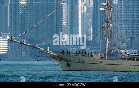 Les « vagues brisantes » naviguent vers le mouillage. Hong Kong, Chine.18th novembre 2024. Le premier voilier de formation de la marine de l'Armée populaire de libération chinoise, le « Breaking Waves », est arrivé à Hong Kong pour un amarrage technique de trois jours le 18 novembre 2024. Pendant la période d'amarrage, des activités telles que l'ouverture des navires et des réceptions sur le pont seront organisées. Crédit : Hou Yu/China News Service/Alamy Live News Banque D'Images