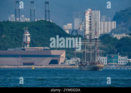 Le navire « Breaking Waves » navigue vers le quai de l'Armée populaire de libération stationnée à Hong Kong au camp militaire d'Angchuanzhou. Hong Kong, Chine.18th novembre 2024. Le premier voilier de formation de la marine de l'Armée populaire de libération chinoise, le « Breaking Waves », est arrivé à Hong Kong pour un amarrage technique de trois jours le 18 novembre 2024. Pendant la période d'amarrage, des activités telles que l'ouverture des navires et des réceptions sur le pont seront organisées. Crédit : Hou Yu/China News Service/Alamy Live News Banque D'Images