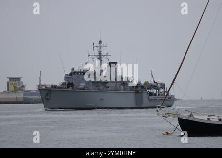 M31, au large de la côte sud de la mer : le HMS Cattistock, un dragueur de mines de la Royal Navy de classe Hunt retourne à sa base d'origine, Portsmouth, après avoir été impliqué dans une opération d'une semaine pour surveiller deux groupes opérationnels de la marine russe passant par le Royaume-Uni, travaillant main dans la main avec les autres navires, la RAF et les alliés de l'OTAN. Banque D'Images