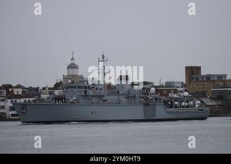 En passant par la maison publique en bord de mer, Spice Island. Le HMS Cattistock, un dragueur de mines de la Royal Navy de classe Hunt, retourne à sa base d'origine, Portsmouth, après avoir été impliqué dans une opération d'une semaine pour surveiller deux groupes opérationnels de la marine russe passant par le Royaume-Uni, travaillant main dans la main avec les autres navires, la RAF et les alliés de l'OTAN. Banque D'Images