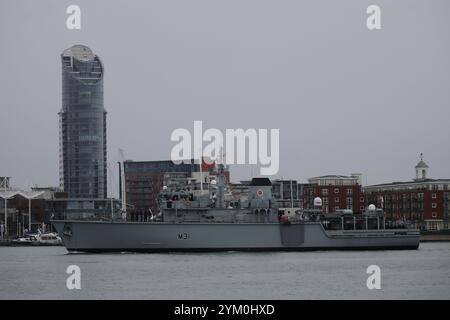 En passant par East Side Plaza Tower, également connu sous le nom de bâtiment de rouge à lèvres. Le HMS Cattistock, un dragueur de mines de la Royal Navy de classe Hunt, retourne à sa base d'origine, Portsmouth, après avoir été impliqué dans une opération d'une semaine pour surveiller deux groupes opérationnels de la marine russe passant par le Royaume-Uni, travaillant main dans la main avec les autres navires, la RAF et les alliés de l'OTAN. Banque D'Images