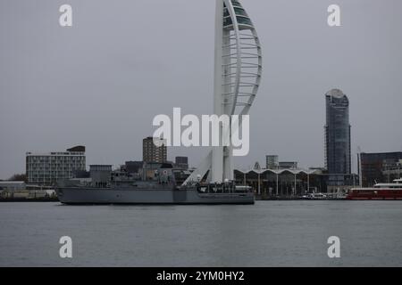 Presque à la maison, approchant le chantier naval de Portsmouth. Le HMS Cattistock, un dragueur de mines de la Royal Navy de classe Hunt, retourne à sa base d'origine, Portsmouth, après avoir été impliqué dans une opération d'une semaine pour surveiller deux groupes opérationnels de la marine russe passant par le Royaume-Uni, travaillant main dans la main avec les autres navires, la RAF et les alliés de l'OTAN. Banque D'Images