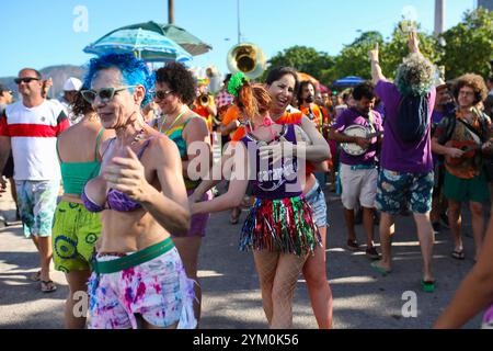 Un couple danse le forró, une danse traditionnelle du nord-est du Brésil, lors d'un carnaval de rue à Rio de Janeiro. Une douzaine de jours après la fin du carnaval officiel, le carnaval se poursuit dans les rues de Rio de Janeiro, au Brésil. Le carnaval de rue Caramuela se produit sur l'Aterro do Flamengo, à Rio de Janeiro, au Brésil. Ils jouent le forró, une musique traditionnelle de la région du nord-est du Brésil. Le carnaval est revenu dans sa pleine forme en 2023 après deux ans de pandémie de covid 19. Banque D'Images