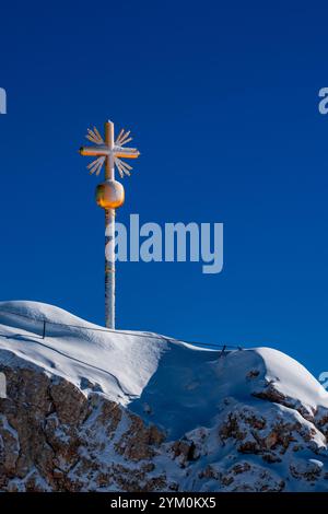 Vue de la croix sommitale sur la Zugspitze, le plus haut sommet montagneux d'Allemagne. Banque D'Images