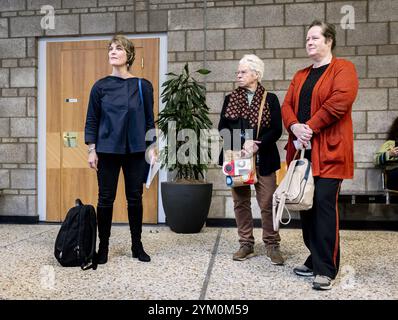 DEN HAAG - Co-plaignantes Vanessa Lann (l) et Petra Muilenburg (R) dans une action en justice intentée par de Kunstenbond contre l'État pour dommages corona de zzp'ers. Le Kunstenbond veut que cette affaire reconnaisse que les zzp'ers culturels ont été traités injustement dans la crise corona et devraient être indemnisés pour cela. ANP REMKO DE WAAL pays-bas Out - belgique Out Banque D'Images