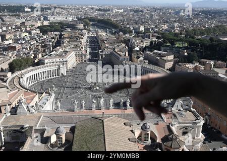 Paysage urbain de Rome et vue sur la place de Pierre depuis le sommet de la basilique Saint-Pierre au Vatican. Banque D'Images