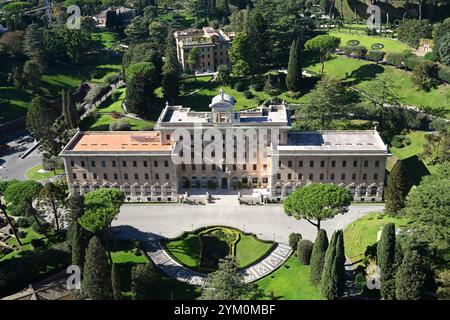 Vatican - 2 novembre 2024 : le Palais du Gouverneur (Palazzo del Governatorato in Vaticano) est le siège de la Commission pontificale de la Cité du Vatican Banque D'Images