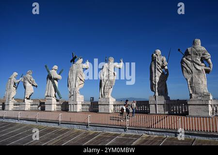 Vatican - 2 novembre 2024 : sculptures apôtres sur le toit de la basilique Saint-Pierre au Vatican Banque D'Images