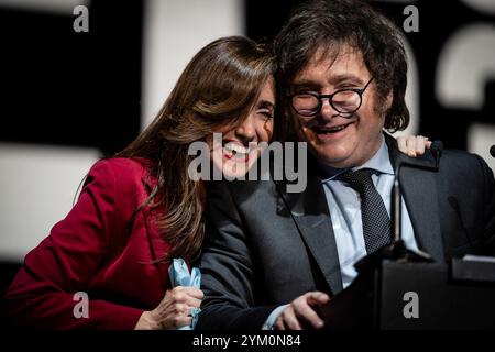 Buenos Aires, Argentine. 18 octobre 2023. Le président actuel Javier Milei et la vice-présidente Victoria Villarruel, maintenant séparés, serrés et souriants lors de la cérémonie de clôture de la campagne. Javier Milei dans sa cérémonie de clôture de campagne, juste avant d'être élu Président de la République Argentine. Aujourd'hui marque le premier anniversaire de son triomphe électoral. (Crédit image : © Santiago Oroz/SOPA images via ZUMA Press Wire) USAGE ÉDITORIAL SEULEMENT! Non destiné à UN USAGE commercial ! Banque D'Images