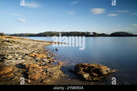 En fin d'après-midi, Lake Sidney Lanier - Comté de Hall, Géorgie.. La lumière de la fin de l'après-midi met en évidence la rive exposée au parc Van Pugh sur le lac Lanier. Banque D'Images