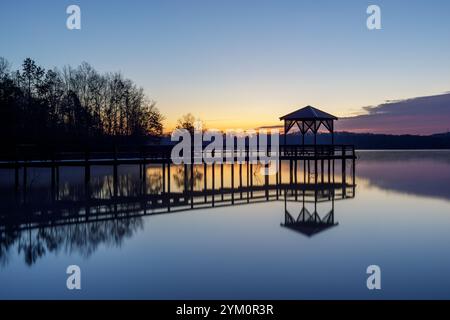 Sunrise, Lake Sidney Lanier - Comté de Forsyth, Géorgie.. Crépuscule de printemps sur le lac Lanier sur la jetée de War Hill Park. Banque D'Images