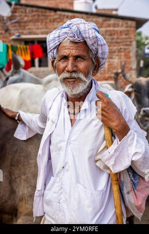 Portrait d'un homme âgé de la communauté rabari, Gujarat, Inde Banque D'Images