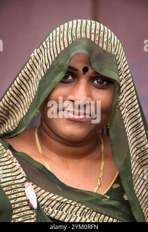 Portrait d'une femme de la communauté rabari, Gujarat, Inde Banque D'Images