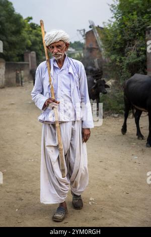 Portrait d'un homme âgé de la communauté rabari, Gujarat, Inde Banque D'Images