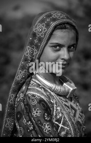 Portrait d'une jeune fille de la communauté tribale, région de Kutch, Gujarat, Inde Banque D'Images