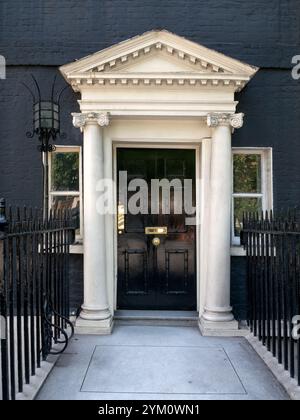 Entrée ornée et porte à la maison géorgienne pour une utilisation comme arrière-plan Banque D'Images