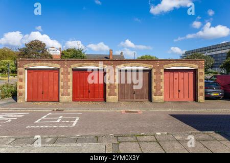 Une rangée de quatre garages verrouillés résidentiels Stand Alone Building à Southampton, en Angleterre Banque D'Images