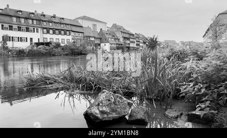 Photographie en noir et blanc sur les rives du Regnitz avec une coupe dans la petite Venise dans la ville de Bamberg haute-Franconie Bavière Banque D'Images