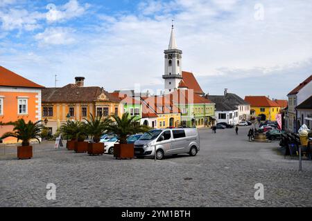 Rust, Autriche - 23 mars 2024 : la place pavée de l'hôtel de ville de la soi-disant ville de cigogne sur le lac Neusiedl avec ses maisons pittoresques, UNESCO World Her Banque D'Images