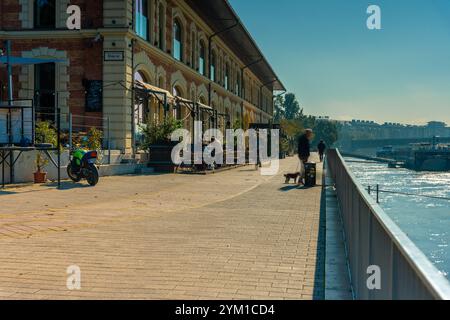 Budapest, Hongrie - 10 octobre 2024 : les sentiers de Budapest le long du Danube près de Balna, matin brumeux. Banque D'Images