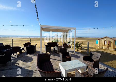 Jesolo, Italie - 17 avril 2024 : groupe de sièges sur le Lido de Jesolo avec une large plage de sable sur la mer Adriatique Banque D'Images