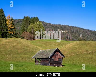 Buckelwiesen mit Heustadel BEI Krün, Mittenwald, Bayern, Deutschland, Europa Buckelwiesen mit Heustadel BEI Krün, Mittenwald, Bayern, Deutschland, EUR Banque D'Images