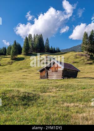 Buckelwiesen mit Heustadel BEI Krün, Mittenwald, Bayern, Deutschland, Europa Buckelwiesen mit Heustadel BEI Krün, Mittenwald, Bayern, Deutschland, EUR Banque D'Images