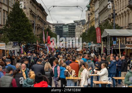 Budapest, Hongrie - 10 octobre 2024 : Budapest's Culinary Celebration : Street Food Festival sur la rue Vámház. Banque D'Images