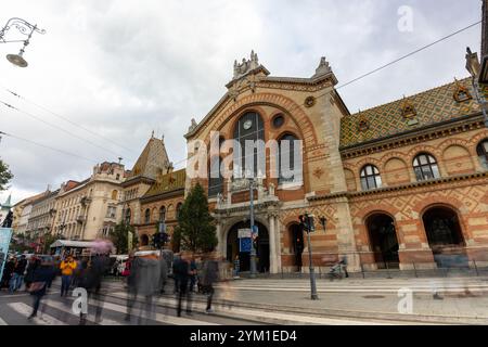 Budapest, Hongrie - 06 octobre 2024 : ambiance festive au marché central pendant la Street Food Extravaganza de Budapest. Banque D'Images