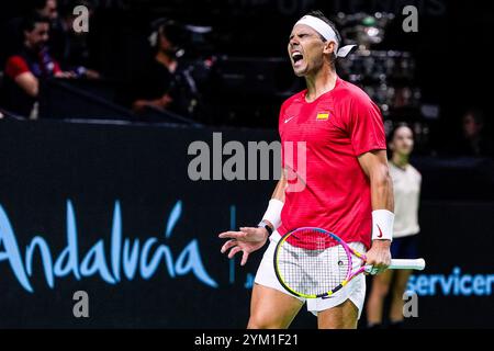 Rafael Nadal, d'Espagne, réagit contre Botic van de Zandschulp, des pays-Bas, lors de la Coupe Davis 2024, quart de finale de tennis entre les pays-Bas et l'Espagne, le 19 novembre 2024 à Malaga, Espagne Banque D'Images