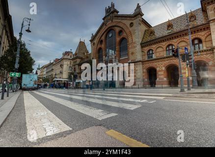 Budapest, Hongrie - 6 octobre 2024 : le marché de Budapest : un pôle culinaire et culturel. Banque D'Images