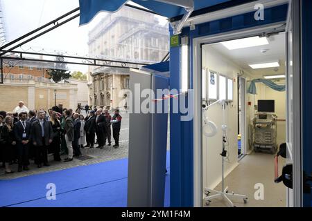 **NON LIBRI** Italie, Rome, Vatican 2024/11/20 . Le pape François lors de la bénédiction des unités mobiles pédiatriques au Vatican. Photographie des MÉDIAS DU VATICAN / photo de presse catholique Banque D'Images