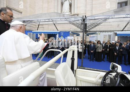 **NON LIBRI** Italie, Rome, Vatican 2024/11/20 . Le pape François lors de la bénédiction des unités mobiles pédiatriques au Vatican. Photographie des MÉDIAS DU VATICAN / photo de presse catholique Banque D'Images