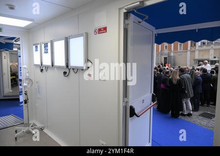 **NON LIBRI** Italie, Rome, Vatican 2024/11/20 . Le pape François lors de la bénédiction des unités mobiles pédiatriques au Vatican. Photographie des MÉDIAS DU VATICAN / photo de presse catholique Banque D'Images