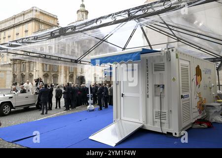 **NON LIBRI** Italie, Rome, Vatican 2024/11/20 . Le pape François lors de la bénédiction des unités mobiles pédiatriques au Vatican. Photographie des MÉDIAS DU VATICAN / photo de presse catholique Banque D'Images