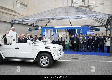 **NON LIBRI** Italie, Rome, Vatican 2024/11/20 . Le pape François lors de la bénédiction des unités mobiles pédiatriques au Vatican. Photographie des MÉDIAS DU VATICAN / photo de presse catholique Banque D'Images