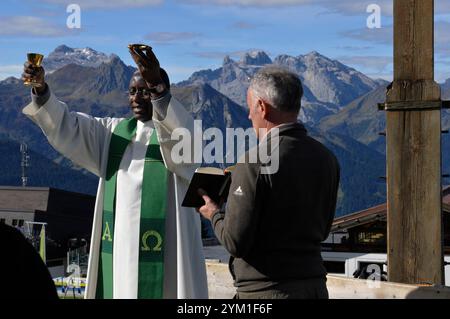 Cérémonie religieuse sur la montagne au-dessus de la ville de Schruns Hochfirst dans la vallée de Montafon avec un prêtre de l'Ouganda Banque D'Images