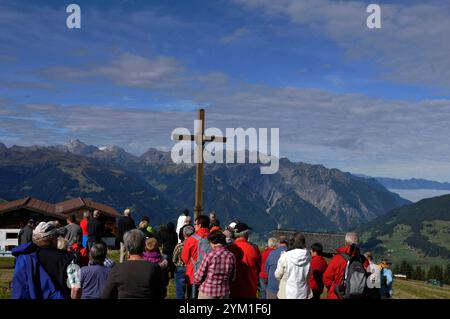 Hochfirst : cérémonie de montagne dans le Montafon valley avec un prêtre de l'Ouganda Banque D'Images