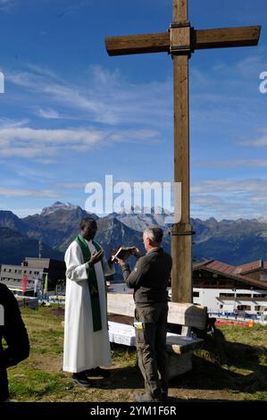 Cérémonie religieuse sur la montagne au-dessus de la ville de Schruns Hochfirst dans la vallée de Montafon avec un prêtre de l'Ouganda Banque D'Images