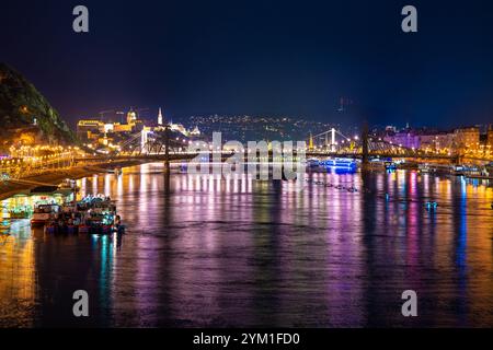 Budapest, Hongrie - 20 août 2024 : vue nocturne époustouflante de Budapest pendant les festivités de la fête d’Étienne. Banque D'Images