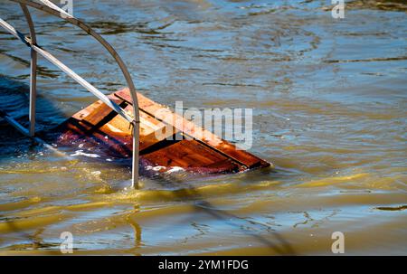 Budapest, Hongrie - 22 septembre 2024 : les eaux de crue du Danube amènent une épave inattendue sur la jetée de Budapest. Banque D'Images