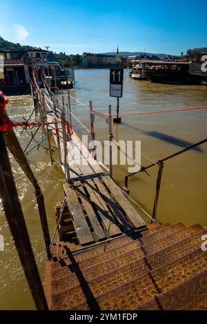 Budapest, Hongrie - 22 septembre 2024 : pont improvisé vers un navire amarré pendant les inondations de Budapest. Banque D'Images