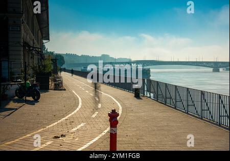 Budapest, Hongrie - 10 octobre 2024 : les sentiers de Budapest le long du Danube près de Balna, matin brumeux. Banque D'Images