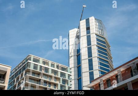 Budapest, Hongrie - 24 août 2024 : vue sur le campus mol : un centre d'affaires moderne dans la ville. Vue de dessous en haut. Banque D'Images