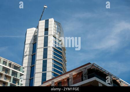 Budapest, Hongrie - 24 août 2024 : vue sur le campus mol : un centre d'affaires moderne dans la ville. Vue de dessous en haut. Banque D'Images