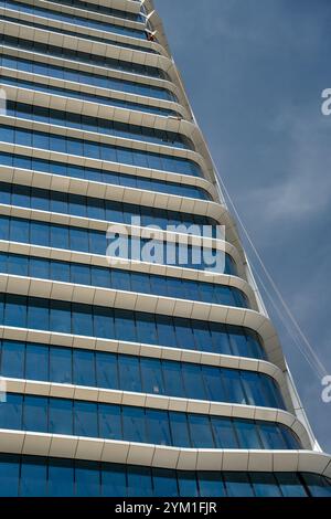 Budapest, Hongrie - 24 août 2024 : une photo détaillée du design élégant et des caractéristiques du bâtiment mol Campus. Banque D'Images