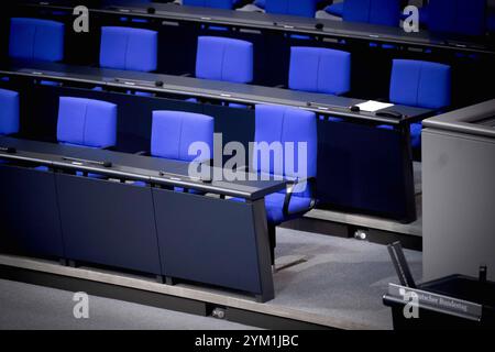 Regierungsbank Bundestag DEU, Deutschland, Allemagne, Berlin, 13.11.2024 Leere Regierungsbank mit Platz vom Bundeskanzler vor der Debatte BEI einer Sitzung waehrend der Debatte BEI einer Sitzung des Deutschen Bundestages ueber die Regierungserklaerung im Bundestag am 13.11. 2024 im Deutschen Bundestag à Berlin Deutschland . Nach dem Zusammenbruch der Ampel Koalitionsregierung wird sich Scholz AM 19. Dezember einer Vertrauensabstimmung unterziehen, Neuwahlen sind fuer den 23. Februar angesetzt. fr : symbole banc du gouvernement vide avec de la place pour le chancelier lors du débat lors d'une réunion du Banque D'Images