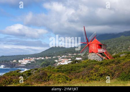 Le moulin à vent restauré de São João dans le sud de l'île de Pico, Açores, Portugal. Banque D'Images